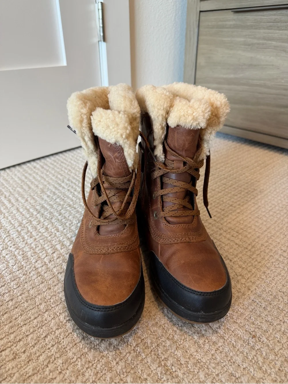 Sorel Brown Leather Lace-Up Winter & Snow Boots with Cream Shearling in US 8